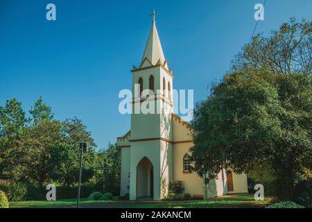 Fassade der kleinen Kirche mit Eingang vom Glockenturm in ländlicher Umgebung in der Nähe von Nova Petrópolis. Eine Stadt, die von deutschen Einwanderern im südlichen Brasilien gegründet. Stockfoto