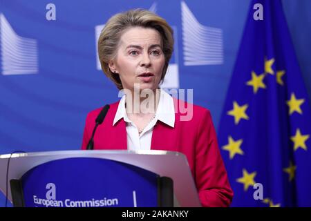 Brüssel, Belgien. 8 Jan, 2020. Der Präsident der Europäischen Kommission, Ursula von der Leyen spricht auf einer Pressekonferenz nach einer Sitzung des Kollegiums der Kommissare bei der EU-Zentrale in Brüssel, Belgien, Jan. 8, 2020. Von der Leyen am Mittwoch für Dialog statt Krieg im Nahen Osten gefordert, dass "der Einsatz von Waffen jetzt stoppen muss." Quelle: Zheng Huansong/Xinhua/Alamy leben Nachrichten Stockfoto