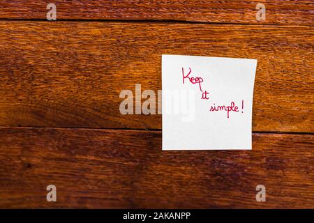 Text halten Sie es einfach auf Post-it. Schreiben auf haftnotiz. Kopieren Sie Platz. Bukarest, Rumänien, 2020. Stockfoto