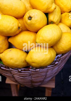 Zitronen in Korb auf den Markt Stockfoto