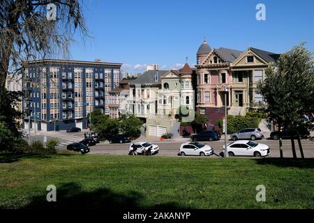 Viktorianischen Häusern, an der Kreuzung von Steiner und Fulton Street am Alamo Square, San Francisco, Kalifornien, USA Stockfoto