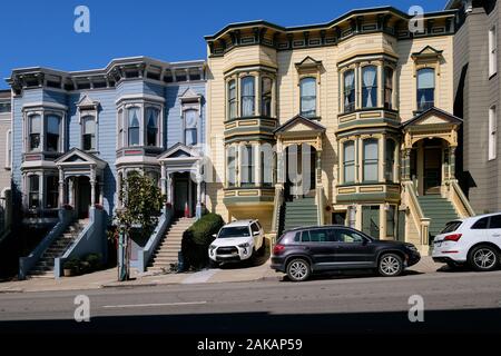 Viktorianische Häuser auf Steiner Straße bei Alamo Square, San Francisco, Kalifornien, USA Stockfoto