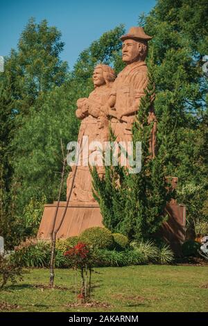 Skulptur von eingewanderten Familie im Skulpturenpark Steine der Stille in der Nähe von Nova Petrópolis. Eine Stadt, die von deutschen Einwanderern im südlichen Brasilien gegründet. Stockfoto