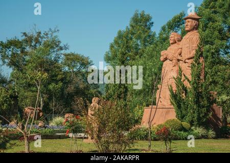 Skulptur von eingewanderten Familie im Skulpturenpark Steine der Stille in der Nähe von Nova Petrópolis. Eine Stadt, die von deutschen Einwanderern im südlichen Brasilien gegründet. Stockfoto