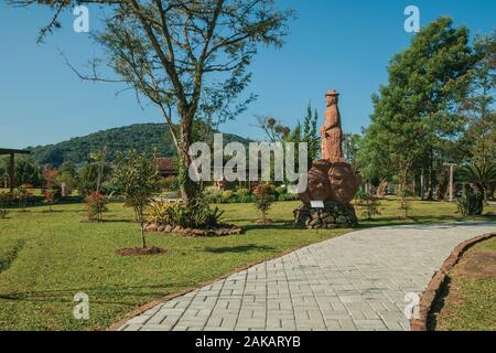 Skulpturen und Pfad in einem Garten am Skulpturenpark Steine der Stille in der Nähe von Nova Petrópolis. Eine Stadt, die von deutschen Einwanderern im südlichen Brasilien gegründet. Stockfoto