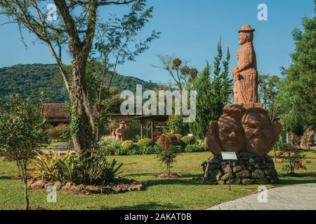 Skulpturen und Pfad in einem Garten am Skulpturenpark Steine der Stille in der Nähe von Nova Petrópolis. Eine Stadt, die von deutschen Einwanderern im südlichen Brasilien gegründet. Stockfoto