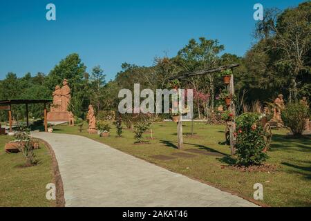 Skulpturen und Pfad in einem Garten am Skulpturenpark Steine der Stille in der Nähe von Nova Petrópolis. Eine Stadt, die von deutschen Einwanderern im südlichen Brasilien gegründet. Stockfoto