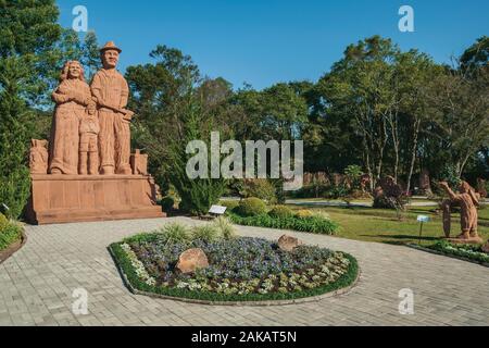 Skulptur von eingewanderten Familie im Skulpturenpark Steine der Stille in der Nähe von Nova Petrópolis. Eine Stadt, die von deutschen Einwanderern im südlichen Brasilien gegründet. Stockfoto