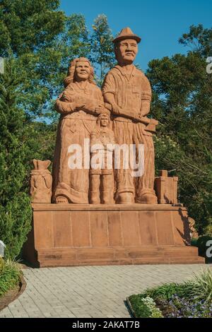 Skulptur von eingewanderten Familie im Skulpturenpark Steine der Stille in der Nähe von Nova Petrópolis. Eine Stadt, die von deutschen Einwanderern im südlichen Brasilien gegründet. Stockfoto