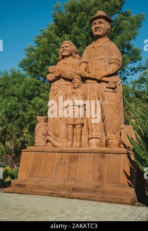 Skulptur von eingewanderten Familie im Skulpturenpark Steine der Stille in der Nähe von Nova Petrópolis. Eine Stadt, die von deutschen Einwanderern im südlichen Brasilien gegründet. Stockfoto