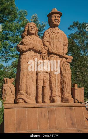 Skulptur von eingewanderten Familie im Skulpturenpark Steine der Stille in der Nähe von Nova Petrópolis. Eine Stadt, die von deutschen Einwanderern im südlichen Brasilien gegründet. Stockfoto