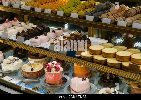 Süßigkeiten und Kuchen in Bäckerei Stockfoto