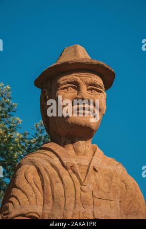 Skulptur eines Einwanderers am Skulpturenpark Steine der Stille in der Nähe von Nova Petrópolis. Eine Stadt, die von deutschen Einwanderern im südlichen Brasilien gegründet. Stockfoto