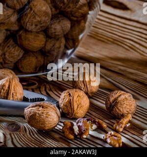 Gesunde Ernährung: runde Muttern mit Walnüssen auf einen hölzernen Tisch liegen Stockfoto