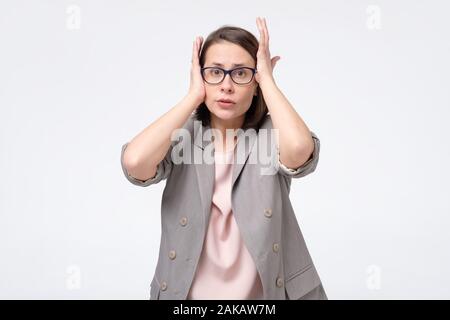 Junge kaukasier Frau formelle Kleidung s in Gläser, die Schwierigkeiten und Probleme Verzweiflung und betont. Studio shot Stockfoto
