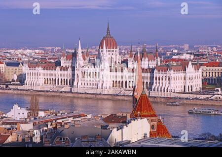 Blick auf das Bergpanorama mit Gebäude des ungarischen Parlaments an der Donau in Budapest, Ungarn. Stockfoto