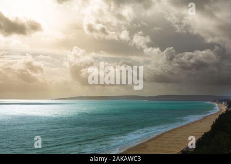Farbe Landschaft Foto über Poole Bay in Richtung Old Harry Rocks und den Purbecks an bewölkten Tag, in Dorset, England gebracht. Stockfoto