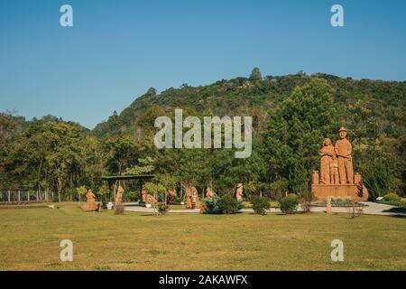 Skulpturen und Bahn im Garten am Skulpturenpark Steine der Stille in der Nähe von Nova Petrópolis. Eine Stadt, die von deutschen Einwanderern im südlichen Brasilien gegründet. Stockfoto