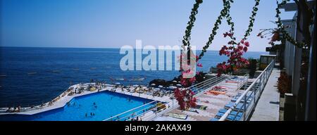 Hohe Betrachtungswinkel von Touristen an einem Urlaubsort, Lido, Funchal, Madeira, Portugal Stockfoto