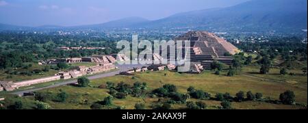 Pyramide auf eine Landschaft, Mond Pyramide, Teotihuacan, Mexiko Stockfoto