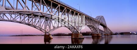 Ansicht der Brücke über den Fluss, Süd Brücken Grand Island, New York, USA Stockfoto