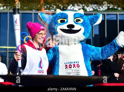 (200108) -- LAUSANNE, Januar 8, 2020 (Xinhua) - der Fackelträger Linda Indergand (L) posiert für Fotos mit Maskottchen von Lausanne 2020, Yodli nach Aufleuchten der Kessel während des Fackellaufs für die 3 Jugend Olympischen Winterspiele in Lausanne, Schweiz, Jan. 8, 2020. (Xinhua / Lu Yang) Stockfoto