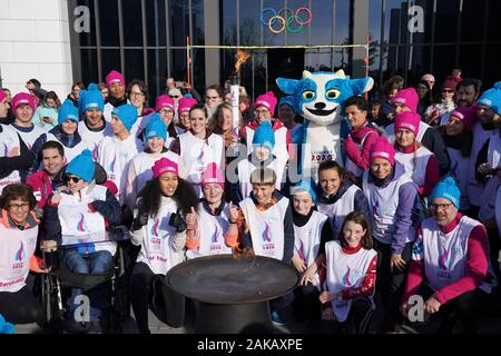 (200108) -- LAUSANNE, Januar 8, 2020 (Xinhua) - Fackelträger und freiwillige posieren für Fotos nach einem fackellauf Für die 3 Jugend Olympischen Winterspiele in Lausanne, Schweiz, Jan. 8, 2020. (Xinhua / Wang Jianwei) Stockfoto