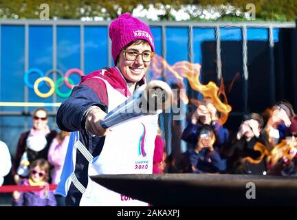 (200108) -- LAUSANNE, Januar 8, 2020 (Xinhua) - der Fackelträger Linda Indergand leuchtet der Kessel während des Fackellaufs für die 3 Jugend Olympischen Winterspiele in Lausanne, Schweiz, Jan. 8, 2020. (Xinhua / Lu Yang) Stockfoto