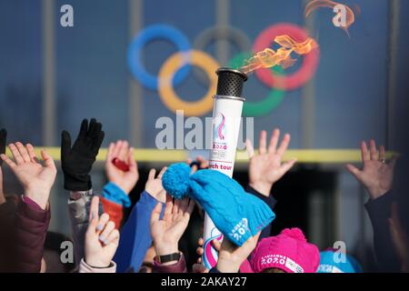 (200108) -- LAUSANNE, Januar 8, 2020 (Xinhua) - Foto auf Jan. 8, 2020 zeigt eine Fackel während ein fackellauf Für die 3 Jugend Olympischen Winterspiele in Lausanne, Schweiz, Jan. 8, 2020. (Xinhua / Wang Jianwei) Stockfoto