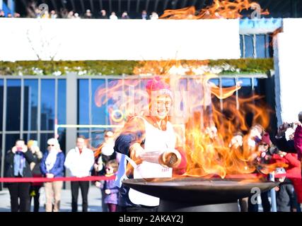 (200108) -- LAUSANNE, Januar 8, 2020 (Xinhua) - der Fackelträger Linda Indergand leuchtet der Kessel während des Fackellaufs für die 3 Jugend Olympischen Winterspiele in Lausanne, Schweiz, Jan. 8, 2020. (Xinhua / Lu Yang) Stockfoto