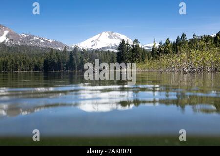 Oberfläche des Sees in den Lassen Volcanic National Park mit schneebedeckten Vulkan im Hintergrund, Kalifornien, USA Stockfoto