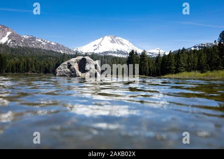 Blick auf den See und die Berge im Winter, Lassen Volcanic National Park, Kalifornien, USA Stockfoto