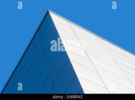 Fragment Ecke eines modernen Gebäude auf einem blauen Hintergrund Stockfoto