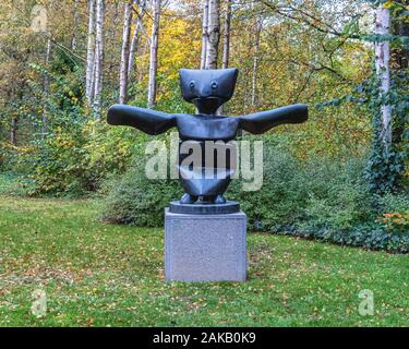 Max Ernst Skulptur im Skulpturenpark der Louisiana Museum der Modernen Kunst am Ufer des Öresund Sound, Tretting, Dänemark Stockfoto