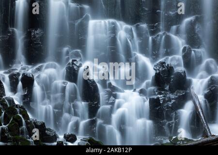 Blick auf den Wasserfall und Felsen, Ramona fällt, Mount Hood National Forest, Oregon, USA Stockfoto