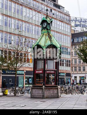 "Kiosk Der Kaffee Turm' Erfrischung im ehemaligen alten Telefon Kiosk von Architekt Martin Jensen 1913 bei Nørre Voldgade, Nørreport, Kopenhagen entwickelt Stockfoto