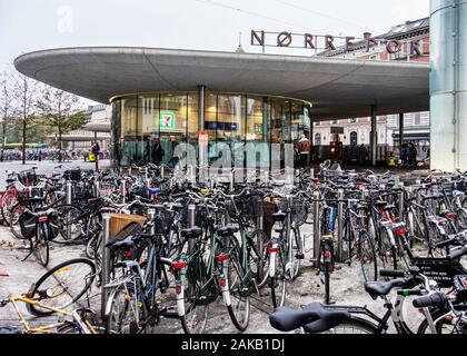 Bahnhof Nørreport. Bahnhof äußere und viele abgestellte Fahrräder von Pendlern in Kopenhagen, Dänemark. Stockfoto