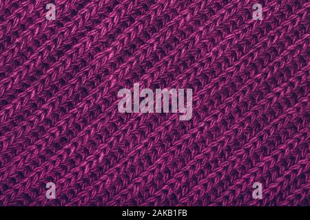 Gestrickter Schal magenta Textur. Das Konzept der Gemütliche, komfortabel, warm, weich oder Winter Stockfoto