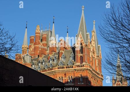 Dach pinnacles am Bahnhof St Pancras Hotelfassade, Euston Road, London, England, Großbritannien Stockfoto