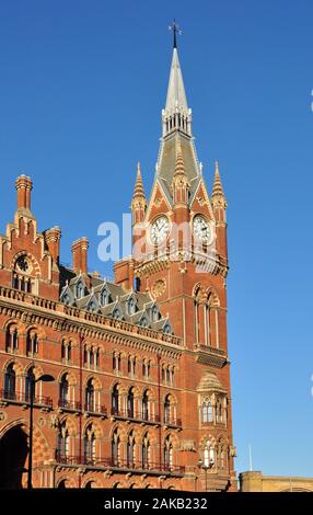 Bahnhof St Pancras Clock Tower und Hotelfassade, Euston Road, London, England, Großbritannien Stockfoto