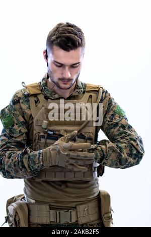 Nahaufnahme der modernen Kriegsführung Soldat Hände, schützende Kampf Handschuhe weiß Hintergrund Stockfoto