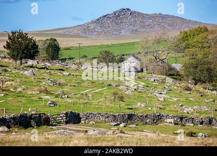 Granit übersät, durch Bauernhaus, Rough Tor, Trockenmauer, Holz- tor, Bodmin Moor, Cornwall, Stockfoto