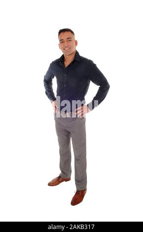 Ein hübscher junger ost-indischen Mann in einem schwarzen T-Shirt mit den Händen an den Hüften, lächelnd, auf weißem Hintergrund Stockfoto