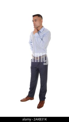 Ein hübscher junger ost-indischen Mann in ein blaues T-Shirt mit seine eine Hand unter sein Kinn, Denken, auf weißem Hintergrund Stockfoto