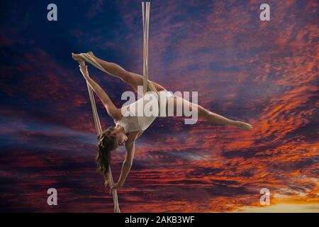 Blick auf Frau Acrobat in Body Stockfoto