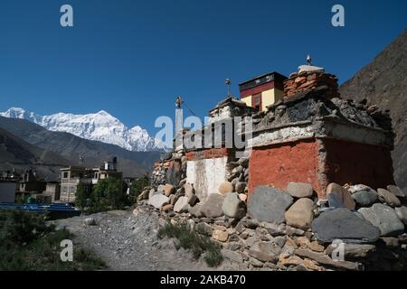 Nilgiri mount von Kag haderte Thupten Samphel Ling Kloster in Kagbeni Dorf gesehen, Mustang, Nepal. Stockfoto