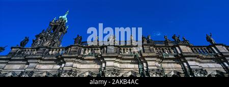 Low Angle View der Hofkirche Kathedrale Fassade, Dresden, Sachsen, Deutschland Stockfoto