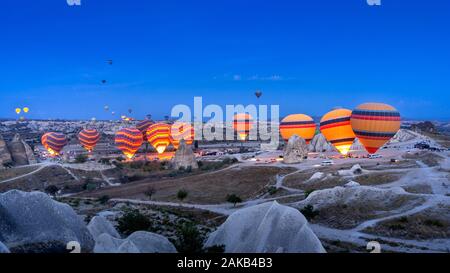 Lebendige bunte Heißluftballons in Kappadokien, Türkei. Stockfoto