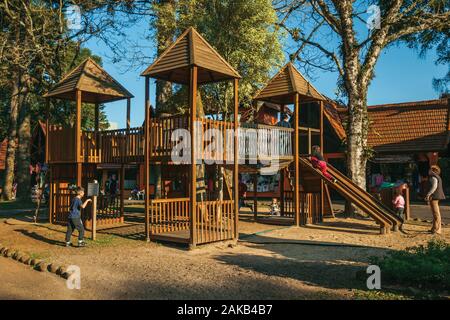 Spielplatz unter Bäumen mit Kindern in der Immigrant Village Park in Nova Petrópolis. Eine Stadt, die von deutschen Einwanderern im südlichen Brasilien gegründet. Stockfoto