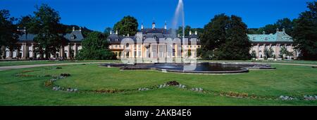 Schloss Pillnitz und formalen Garten mit Springbrunnen, Dresden, Sachsen, Deutschland Stockfoto